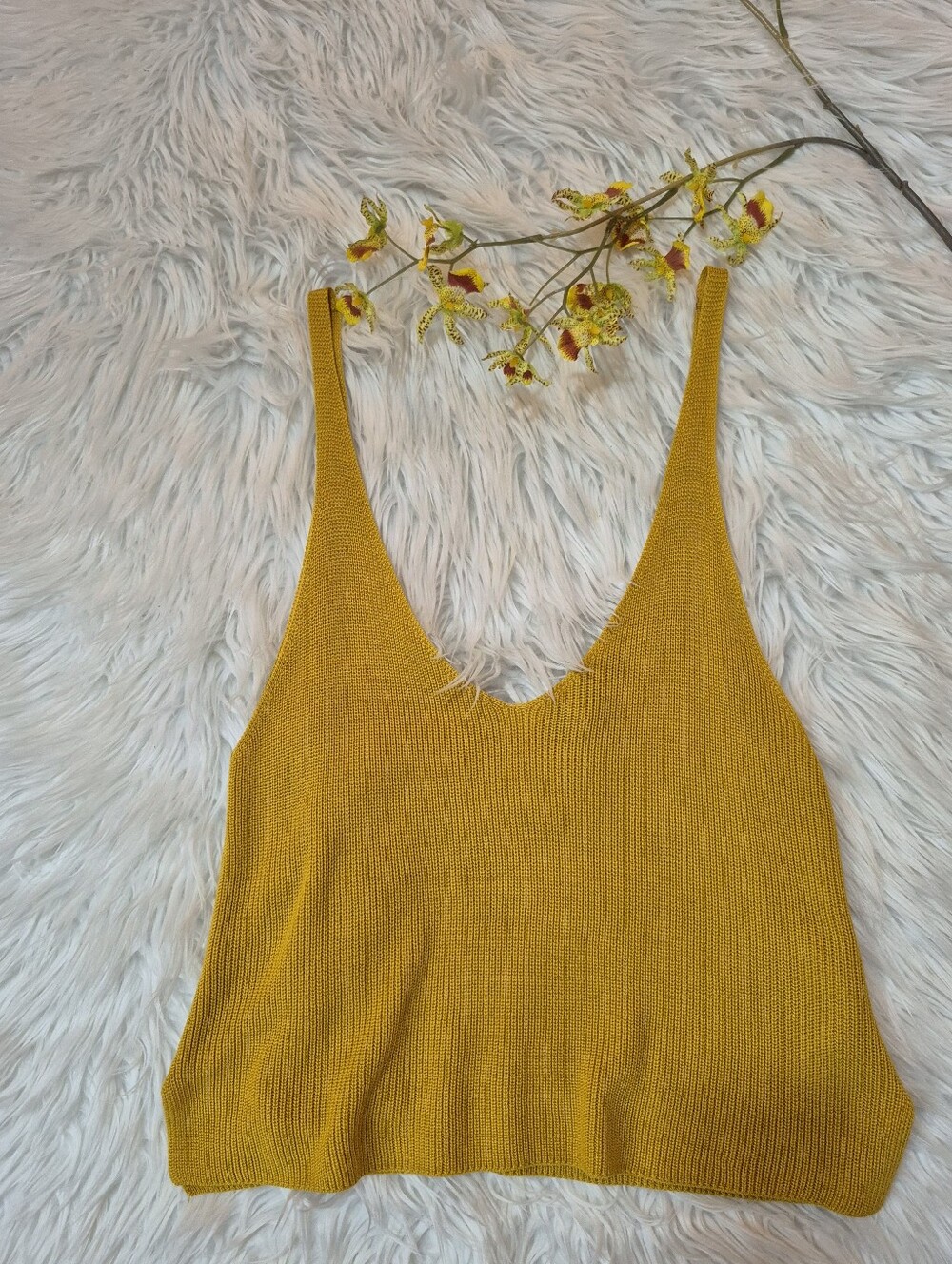Forever 21 Mustard V-Neck Knit Tank Size M.